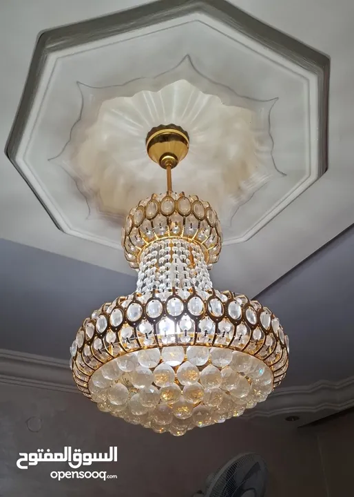 كورنر L وسجادة وطاولة وسط ومكيف وثريا