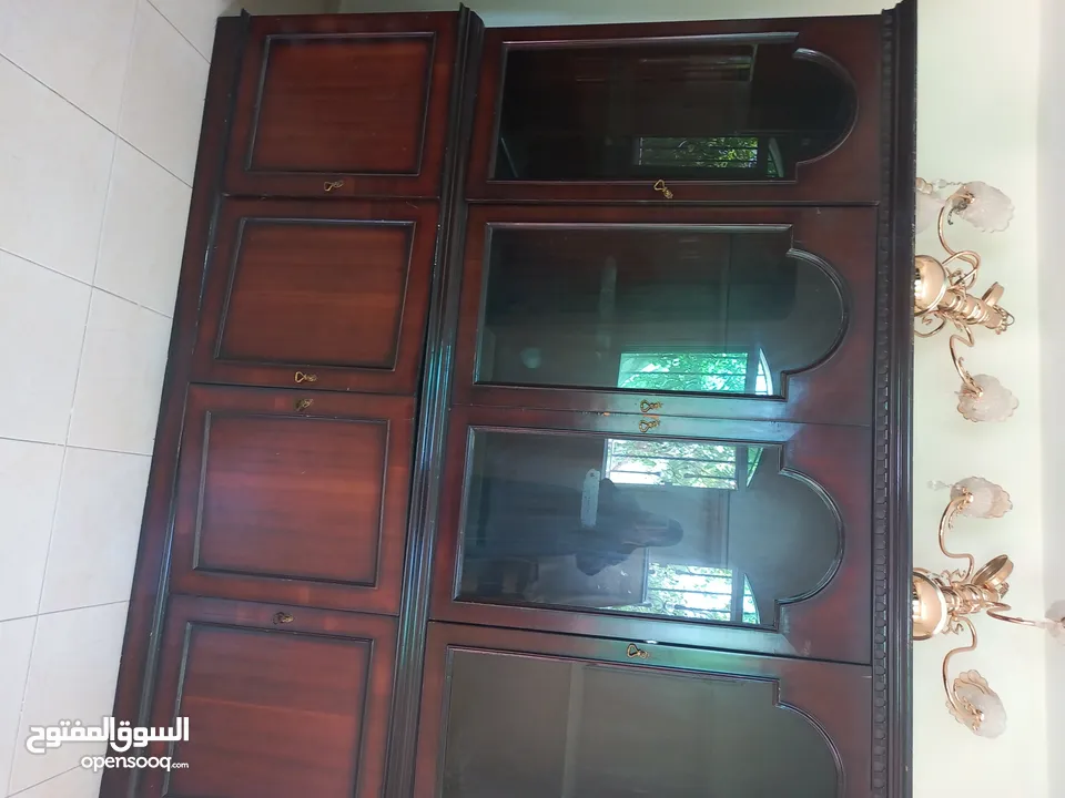 3 تخوت مفرد ثنين مع فرشه وواحد من دون فرشه + بوفيهات عدد 2 واحد قطعتين وواحد 3 قطع