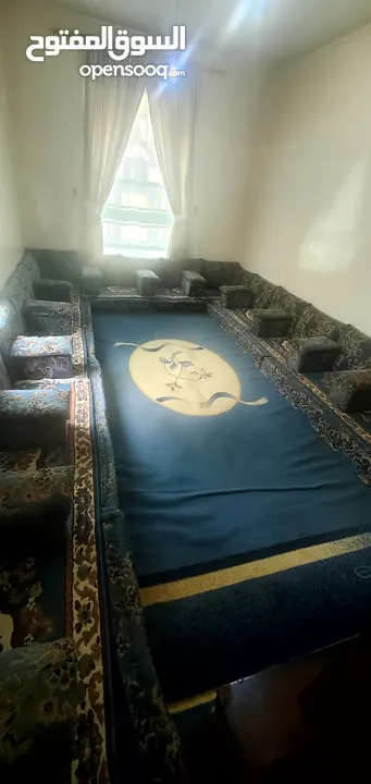 مجلس عربي قطيفة ضغط صوف كامل طول 13 متر ونصف مستعمل نظيف مع الفرشات والستائر