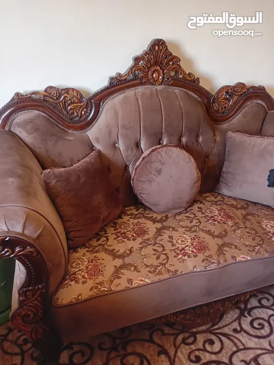 طقم كنب خشب زان مصري 9 مقاعد تفصيل بحاله ممتازه للبيع  + طقم طاولات عدد 3 +سجاده 5×5  + برادي عدد 2