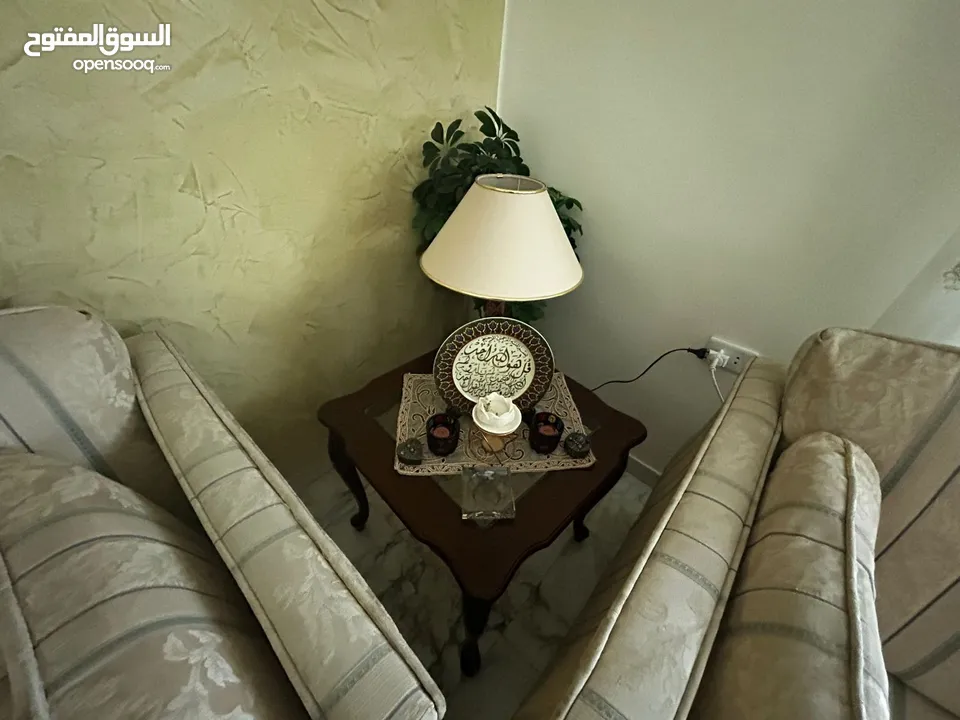 كنب و طاولات ضيوف للبيع بحاله جيده جدا