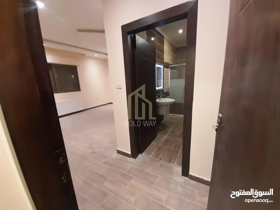 شقة مميزة للبيع طابق ثاني مع روف 250م في أجمل مناطق خلدا بسعر مغري/ ref 9171