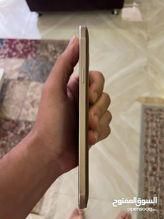 للبيع جهازين جوالات وطابعة نوع ليكس مارك وطقم كنب برتقالي نظيف جدا 4 طقم