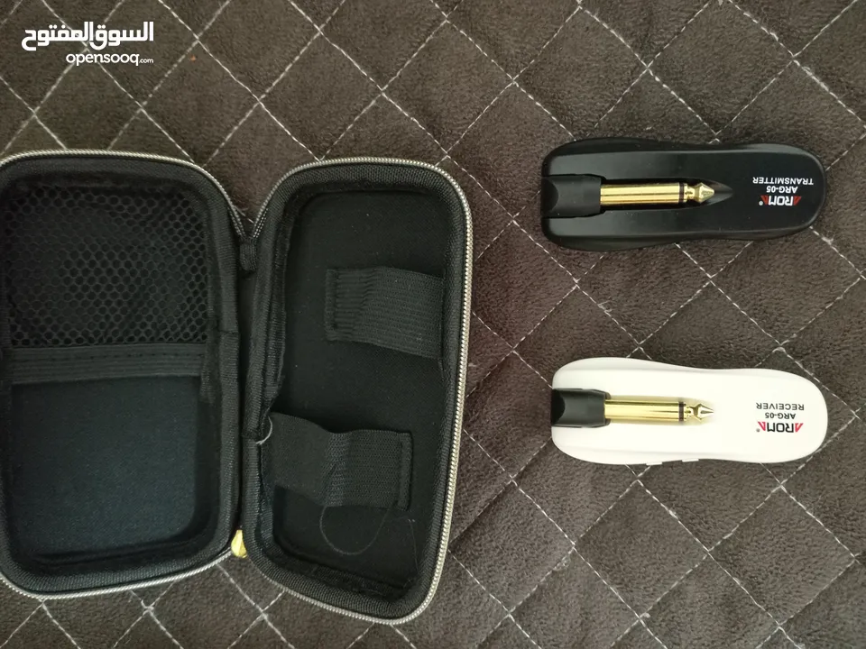 عود الكترك وبرضو عادي بعطي صوت بدون ساوند سيستم مع لاقط لاسلكي وشنته وحامل كتف ... عليه ايكولايزر