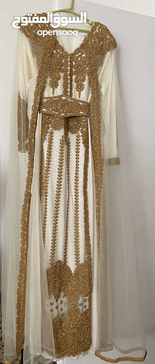 قفطان مغربي مع حزام مرصع ذهبي