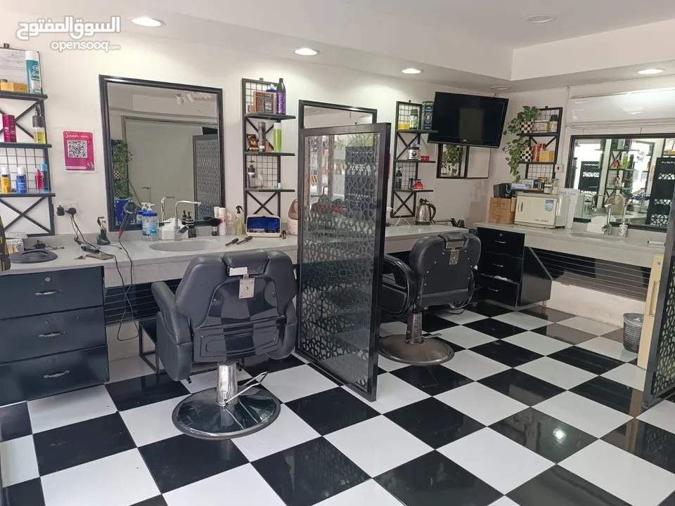 صالون رجالي للبيع بمعداته السعر قابل للتفاوض