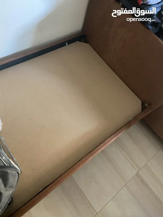 تخت مفرد غرفة نوم مفرد نظيف وشبه جديد