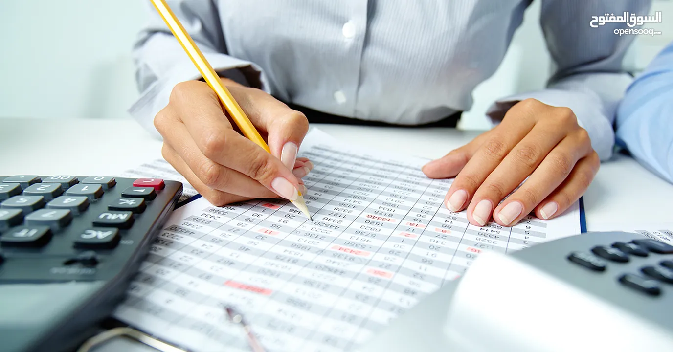أستاذ محاسبة و اقتصاد حاصل على الامتياز لطلاب الجامعات