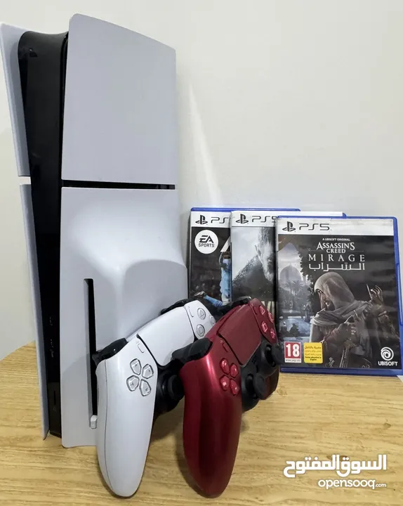 Ps5 slim , مع جهازين تحكم وثلاث اشرطه