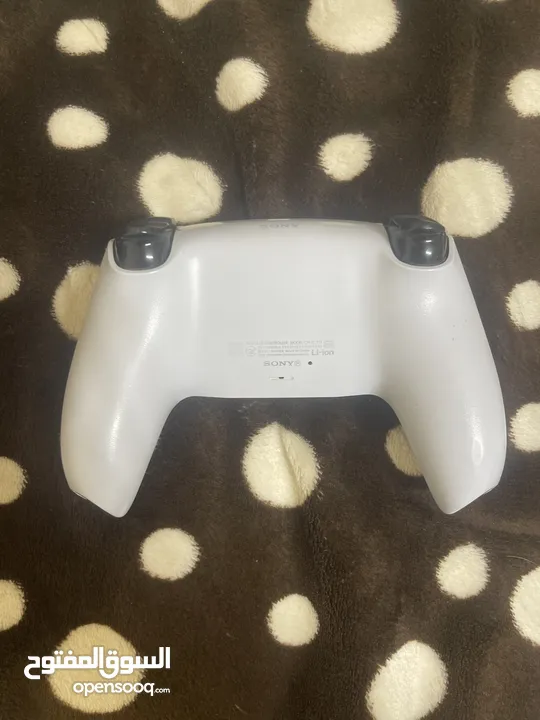 جهاز بليستيشن فايف(ps5) بحالة ممتازة  استخدام خفيف  نسخة الديسك(cd edition)  مع يد.