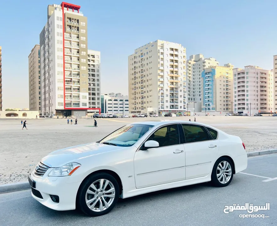 A Beautiful and Well Maintained INFINITI M35 WHITE 2008 GCC FULL OPTIONS