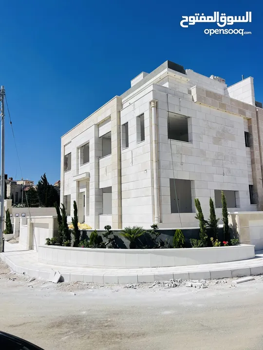 فلل فخمة للبيع الراهبات خلف محطة المناصير مقابل مطعم الطياره مساحة 400 متر طابقين الروف جديد مع مطبخ