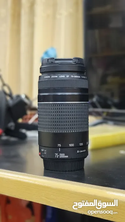 كانون 1300D بحالة الوكالة عدد تصوير قليل استخدام شخصي وليس تصوير حفلات او مناسبات مع عدستين للبيع