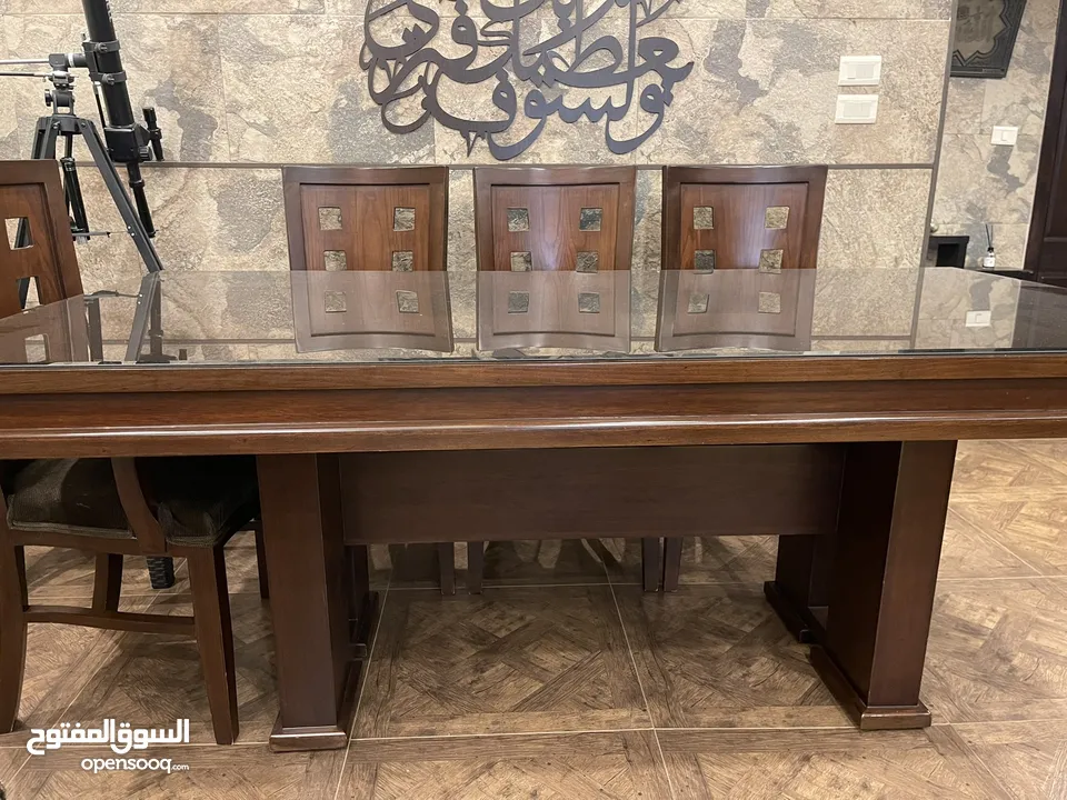 طاولة سفرة مكونة من 8 كراسي