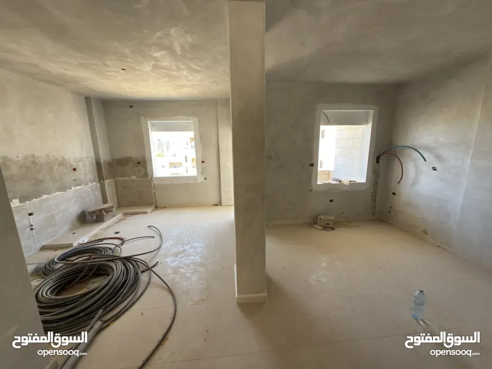 شقة أرضية بإطلالة مفتوحة وتشطيب مؤسس — فرصة لتصميم لمساتك الخاصة!
