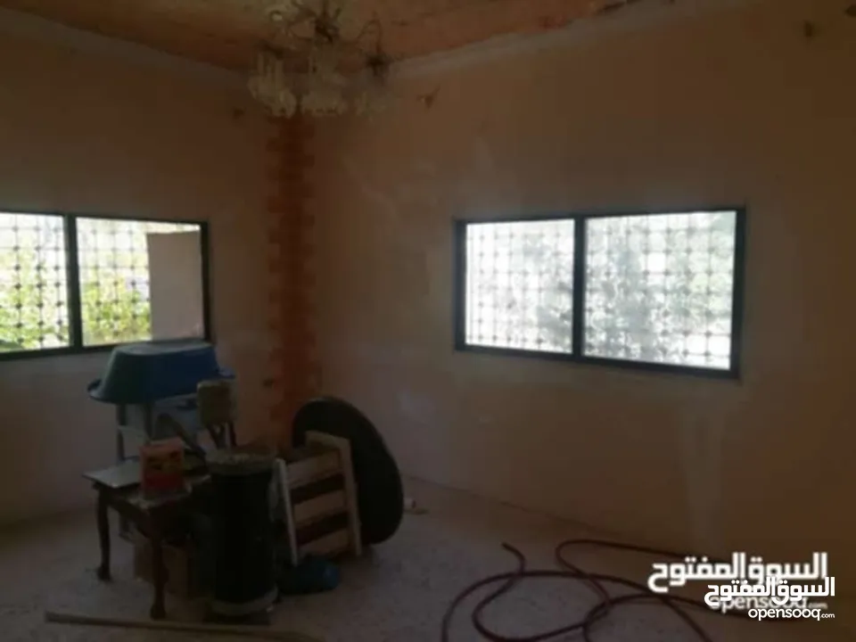 بيت مستقل 156م على قطعة أرض مفروزة (4 حدايد) 710م للبيع في ارحابا/اربد