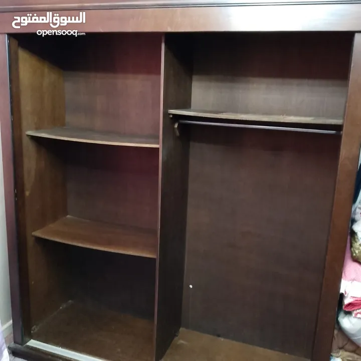 غرفة نوم شبابيه عباره عن تختين وتواليت ومراي وخزانه سحاب درفتين وكومودينا