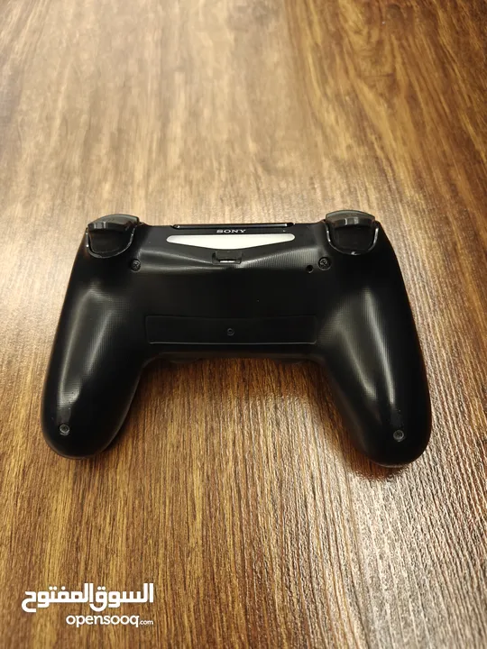 بليستيشن 4 + يد + 6 العاب (حالة ممتازة)  PS4 + controller + 6 games (excellent condition)