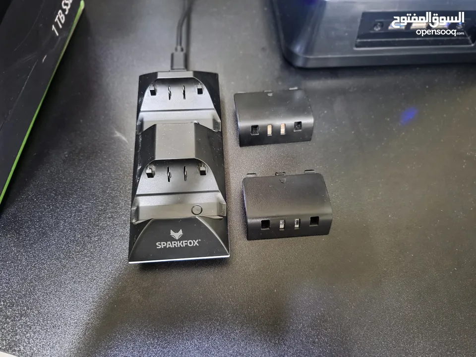 Xbox Series X بحالة الكرتونة + إيدتين + ألعاب أصلية + ملحقات شاحن لاسلكي+ نظام تبريد rgb ومداخل usb