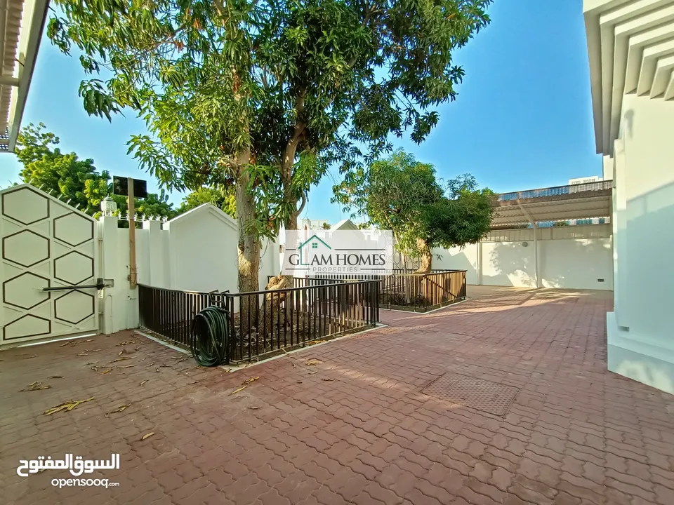 Beautiful and grand 8 BR villa for rent in Shatti Al Qurum Ref: 530S