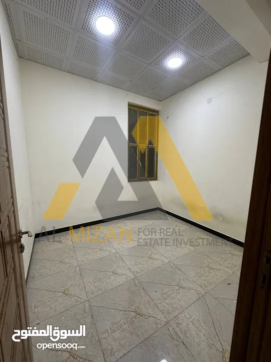 شقة للايجار حي صنعاء طابق اول تحتوي على 3 غرف منام
