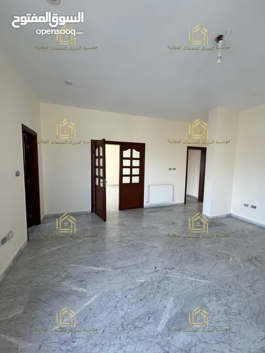 شقة طابقية - ام أذينة - 3نوم - 220م - مطلة - قريبة من الخدمات العامة