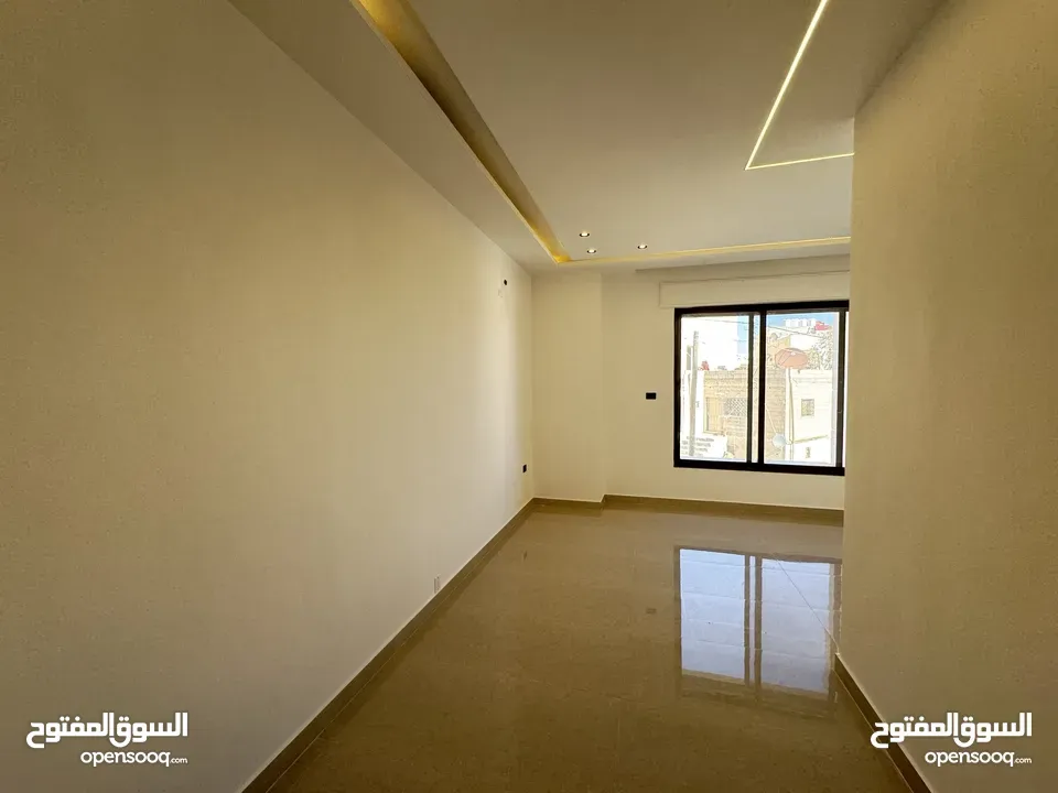 شقة ارضية للبيع في مرج الحمام مع ترس و بتشطيبات مميزة
