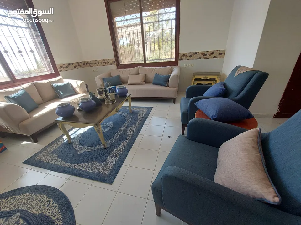 طقم صالون بحالة ممتازة جدا شبه جديد واجهزة كهربائية للبيع