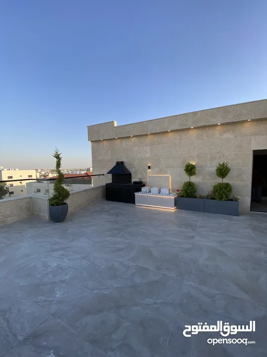 شقة طابق ثالث مع روف دوبلكس 245 م و تراس 90 م في طريق المطار خلف جامعة البتراء إطلالات جميلة مميزة