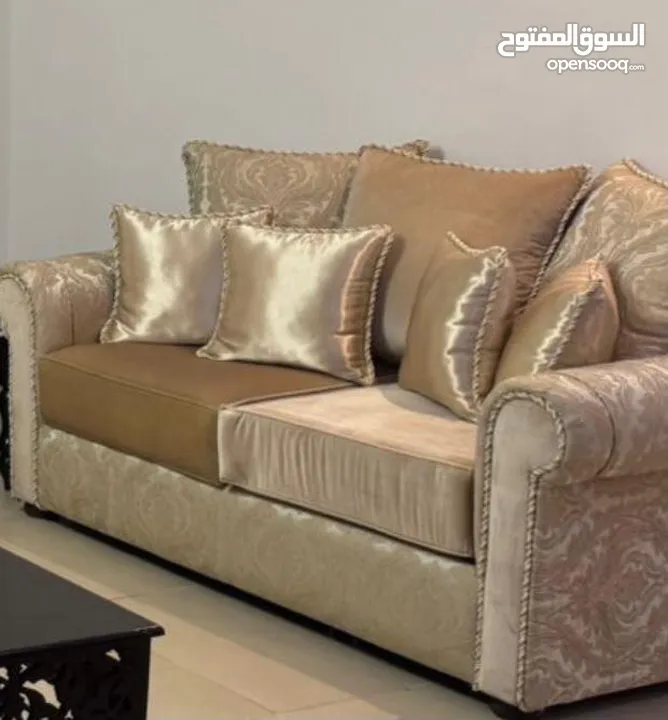 طقم و كنب اسفنج و قماش فخم جدا و جديد و بسعر التنجيد طقم 7 مقاعد شبه جديد مستورد و ليس تجاري