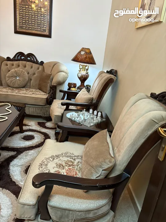 مضافه للبيع بالكامل شبه جديد لم يتم الجلوس عليها  طقم كنب وطقم طاولات بردايه وسجاده تركي طقم بالكامل