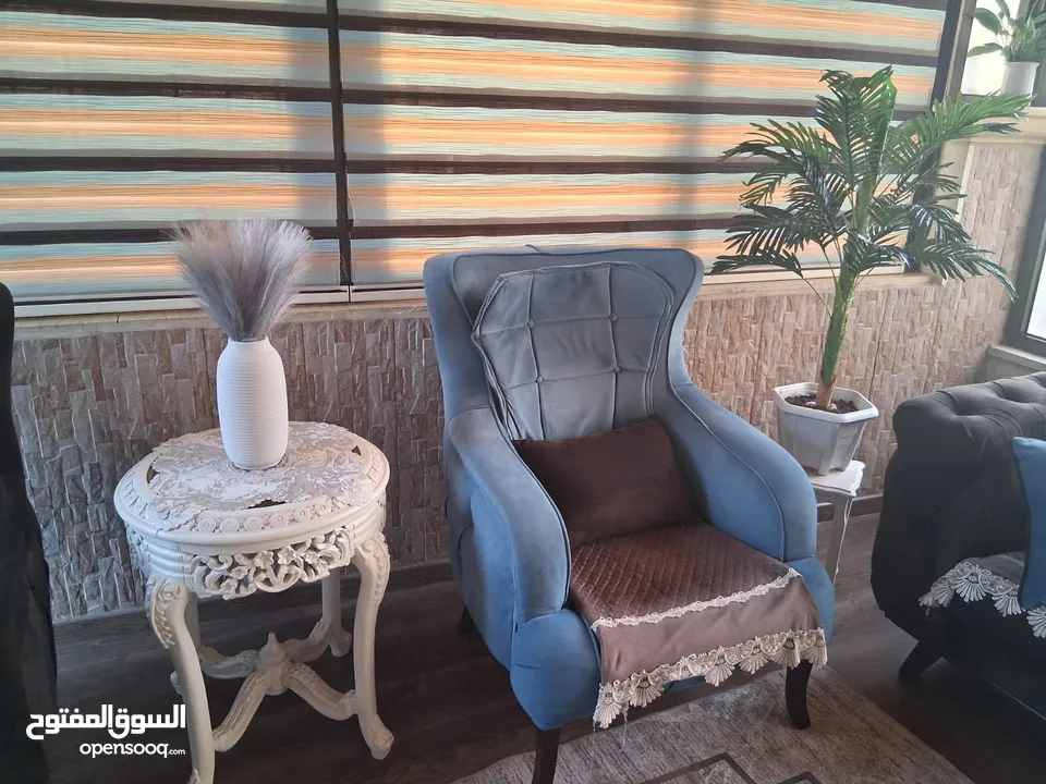 طقم كنبايات مميز مع طاولات فاخرة باللون البيج