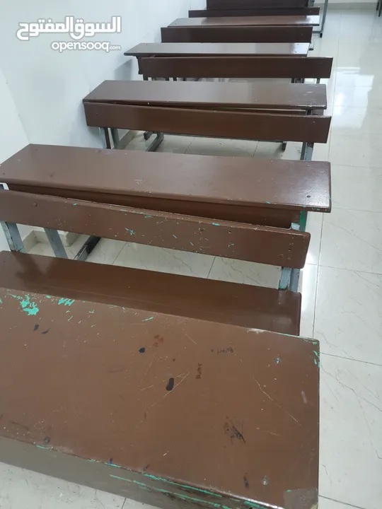 خدمة صيانة المقاعد المدرسية والأثاث الخشبي