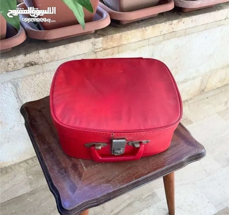 شنط سفر وحقائب قديمة ونادرة.