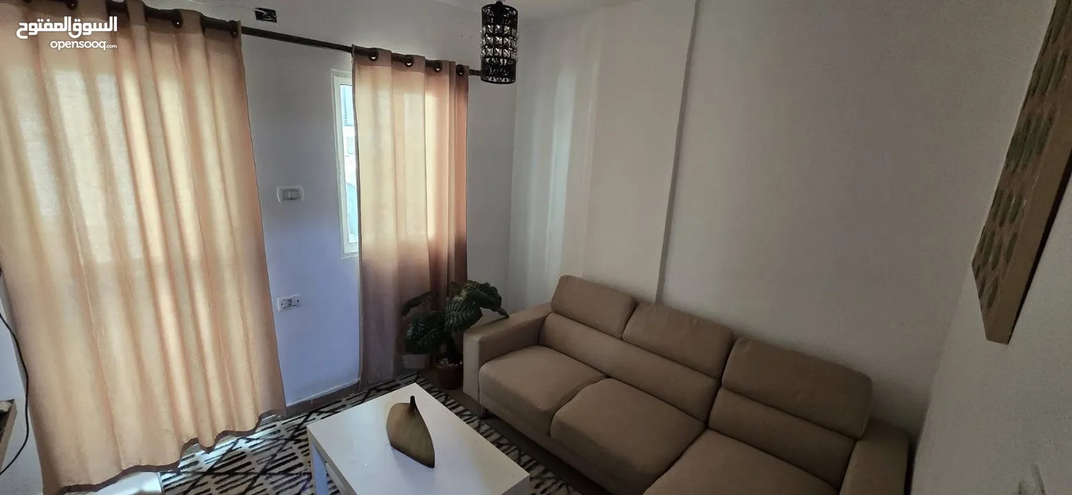فرصة استثمارية استديو مفروش غرفتين نوم للبيع مع العفش