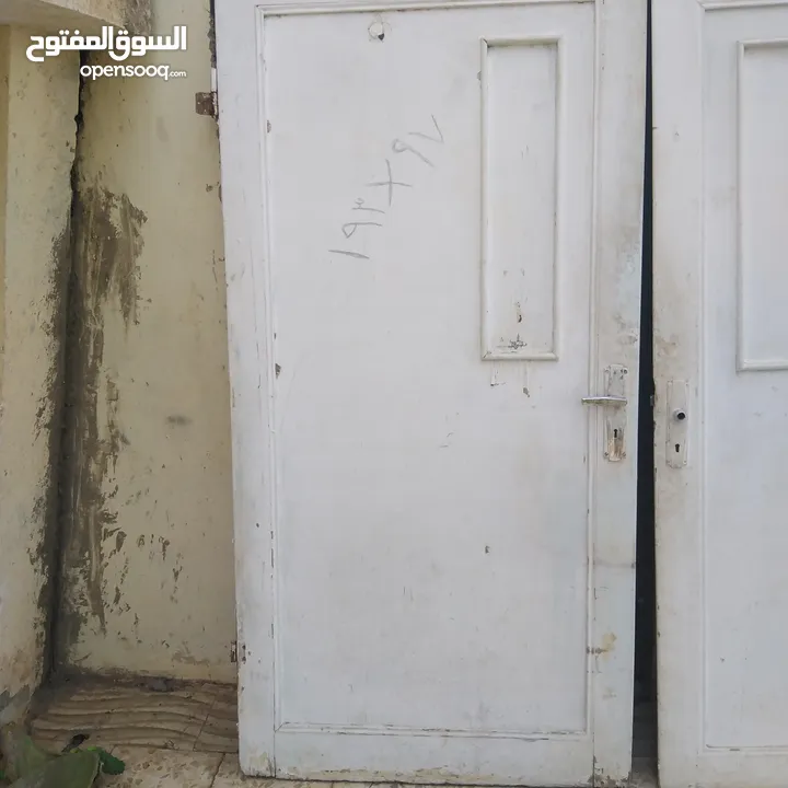 أبواب حديد وأبواب خشب