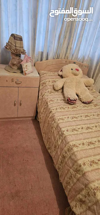 تخت مفرد مع طاوله سفره و6 كراسي