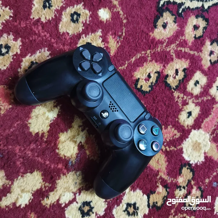 (Playstation 4 pro (1T بلايستيشن 4 برو 1 تيرا  امريكيه مع الكرتونه و ايد اصليه و وحده كوبي PS4 (1T)