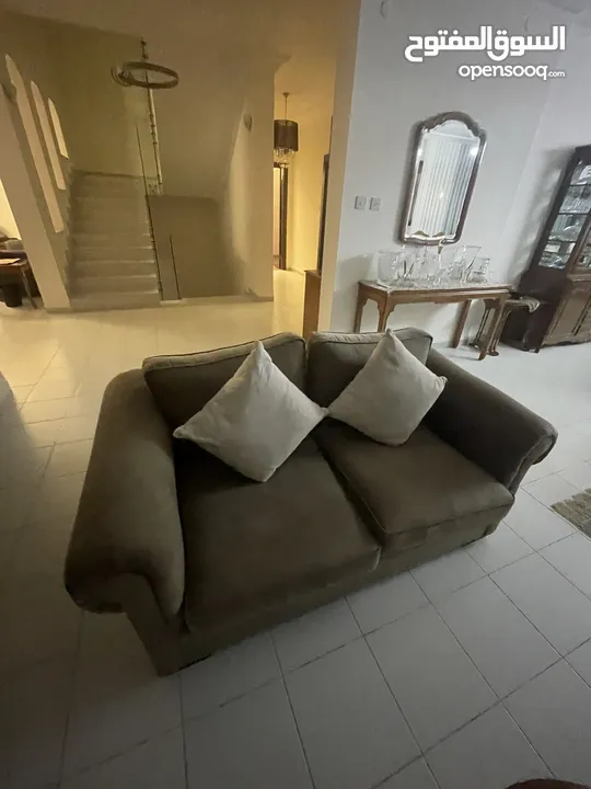 طقم أرائك بني فاخر بحالة شبه جديدة وحدة 2 كراسي وحدة 3 كراسي 160سم و 222سم  السعر قابل لل مفاصلة
