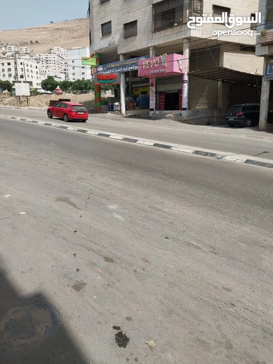 محل الأجره - شارع عمان / عمارة رنو  على الشارع الرئيسي