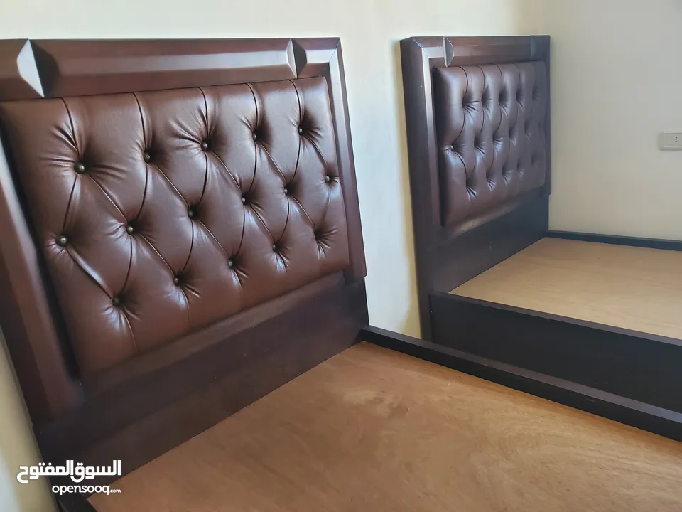 تختين مفرد خشب مع لوح خشبي بحاله الوكاله