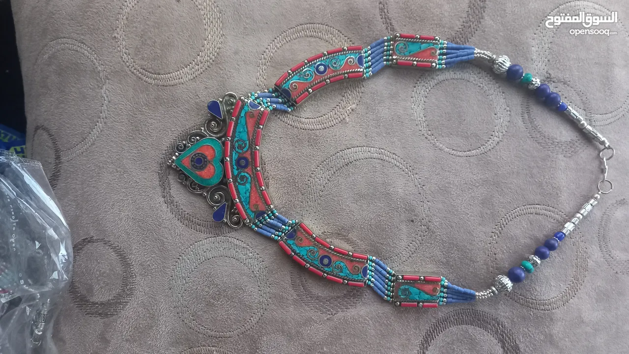 عقود ( طوق ) شغل يدوي من الحجار الفيروز و المرجان و البيس