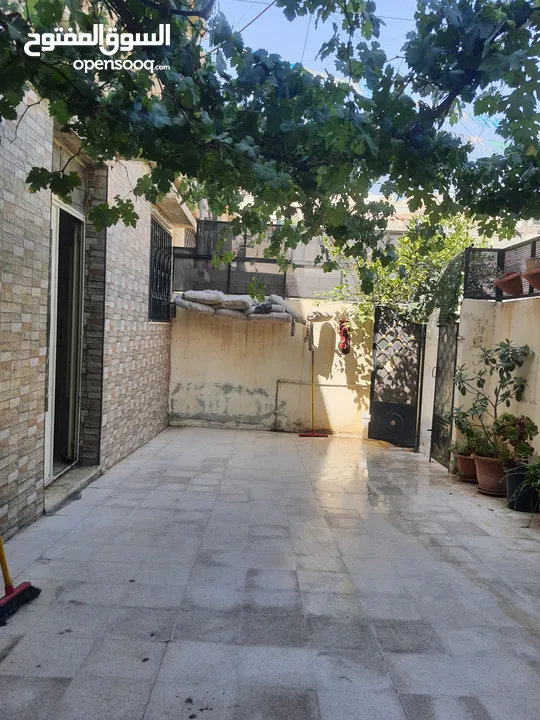عمارة مكونه من طابقين وساحه خارجيه للبيع