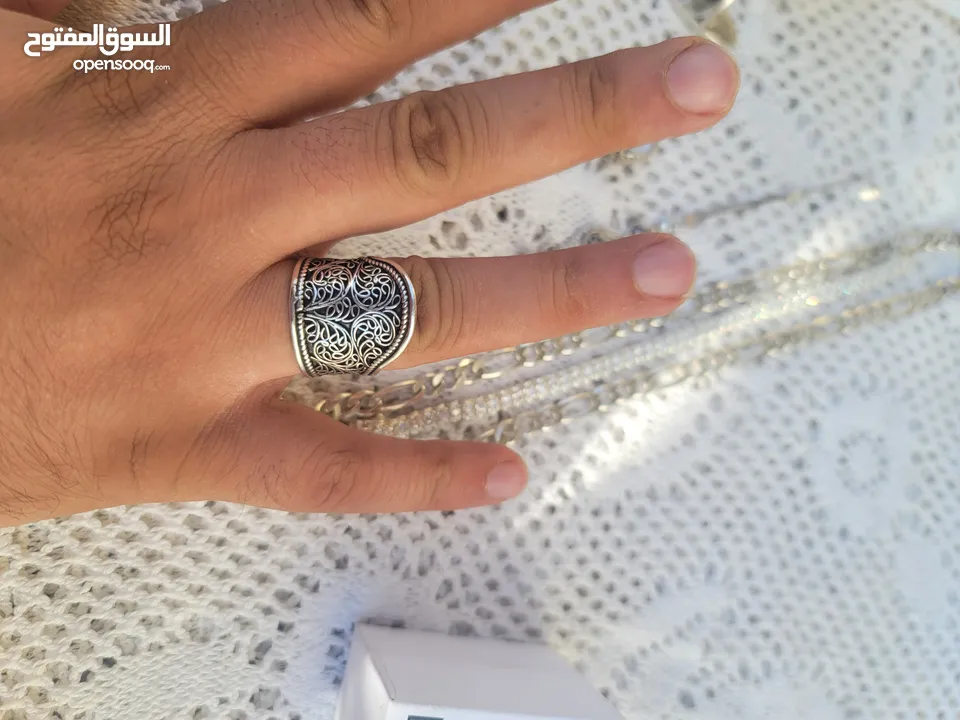 فضه سنسال وزنه 33 اسوارة وزها 19 وفي خاتمين باندورا وخاتم فيروز وخاتمين ستاتي واسوارة عين زرقا وخاتم