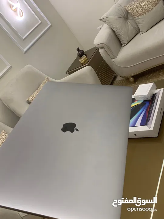 شاشة كبيرة جدا Macbook pro 16 inch  (شبه جديد مع كرتونة) شاحن جديد من ابل ومكفول بسعر مغري جدا