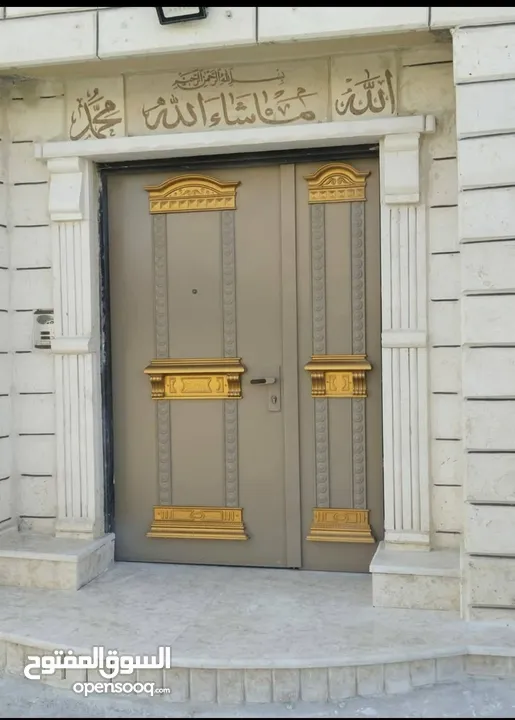 سقف مع شقتين مع محل تجاري