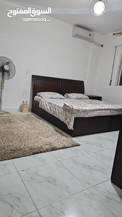 شقه مفروشه ديلوكس كاملة الخدمات للايجار الشهري او السنوي في عمارة سكنيه مخدومة يوجد حارس للعمارة