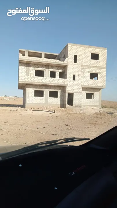 بيت عالعظم للـــــــــــبيــــــع:-  العنـــــــوان:- المفرق/ سما السرحان/الحي الجنوبي.   المنزل من