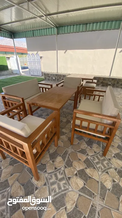 طاولات خشبية مع الكراسي