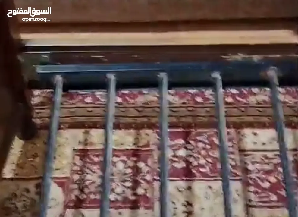 سرير خشب زان مفرد ونص بحالة ممتازة مفرش حديد